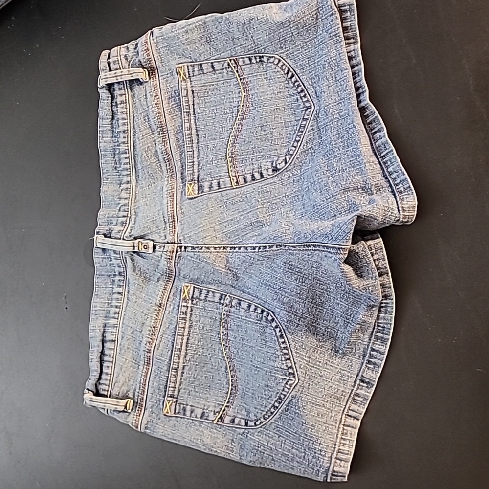 Ladies Jean Shorts - Picture 2 of 10